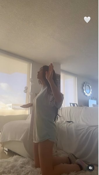 Le dan palo a Jessica Cediel por su devoción 1 Le dan palo a Jessica Cediel por su devoción La presentadora bogotana Jéssica Cediel ha vuelto a ser el centro de la polémica después de compartir un video en el que se le observa cantando alabanzas a Dios, días después de generar controversia por un clip en el que aparecía orando de rodillas y en pijama.