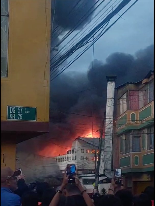 A esta hora: voraz incendio en La Estancia Un fuerte incendio se registra a esta hora al sur de la capital, exactamente en el barrio La Estancia. Bomberos hacen presencia en el lugar.