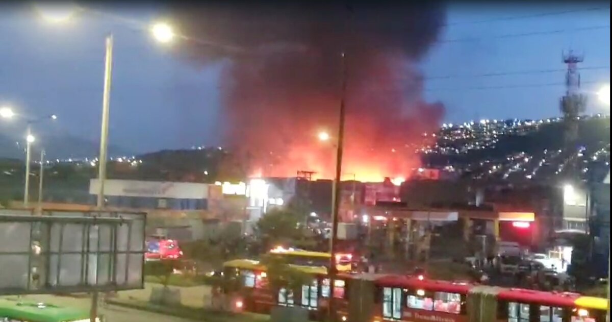 A esta hora: voraz incendio en La Estancia Un fuerte incendio se registra a esta hora al sur de la capital, exactamente en el barrio La Estancia. Bomberos hacen presencia en el lugar.