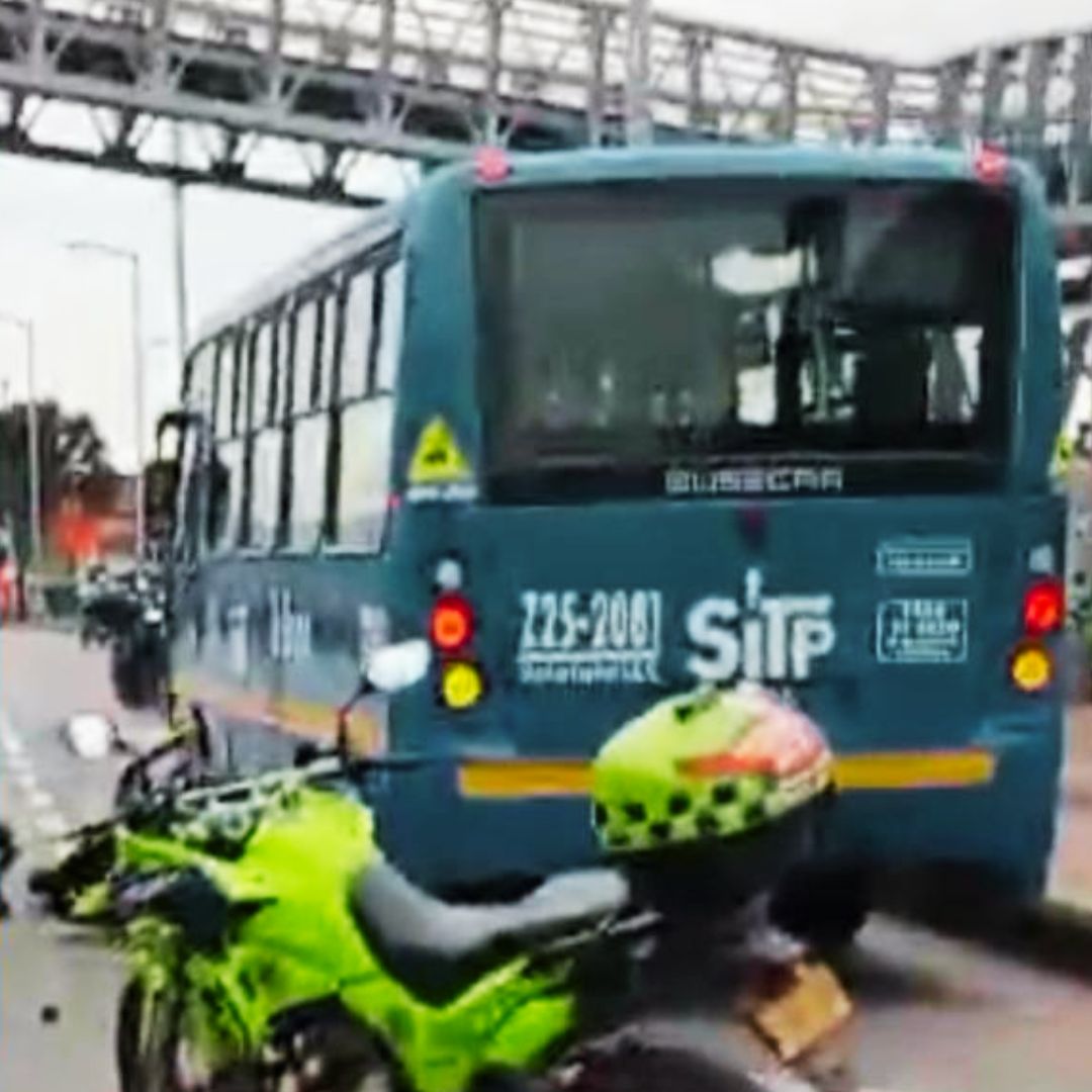 Accidente entre tractocamión, bus y motociclista deja un muerto en el sur de Bogotá En la mañana de este viernes un accidente múltiple dejó sin vida a un motociclista.