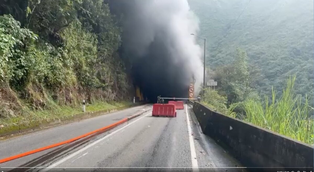 Afectaciones en el túnel Quebrada Blanca provocarían cierre del sector por tres meses La Secretaría de Movilidad de Cundinamarca anunció la posibilidad de un cierre hasta de tres meses en la vía que conecta Bogotá con Villavicencio, específicamente en el túnel de Quebrada Blanca, tras el reciente incendio.