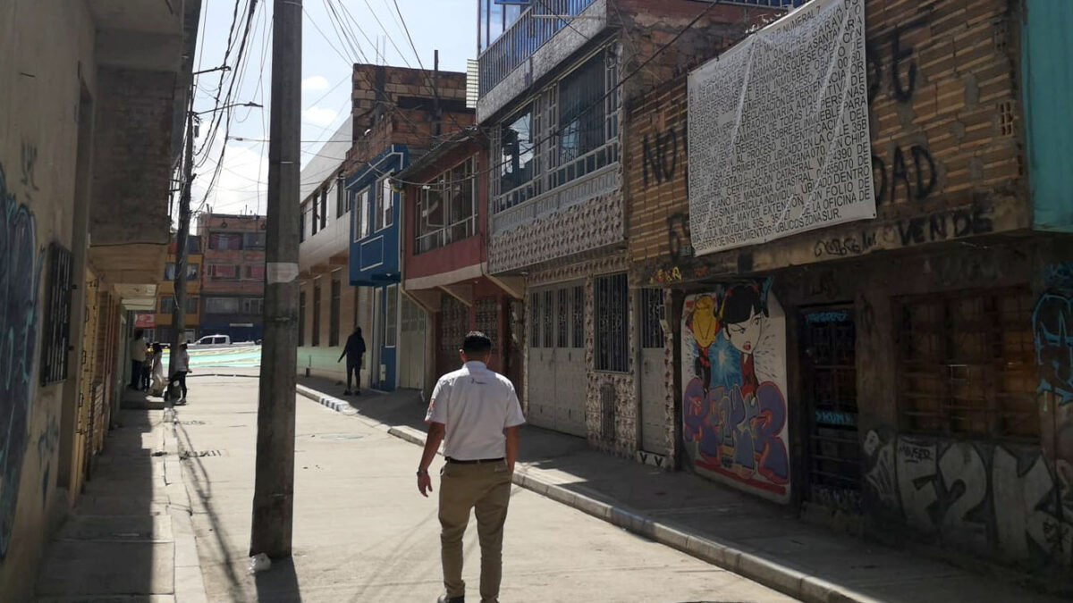 Ahorcan a adulto mayor en vivienda de Patio Bonito Al interior de una vivienda en el sector de Patio Bonito (Kennedy) hallaron sin vida a un adulto mayor. Se presume que su inquilino lo mató.
