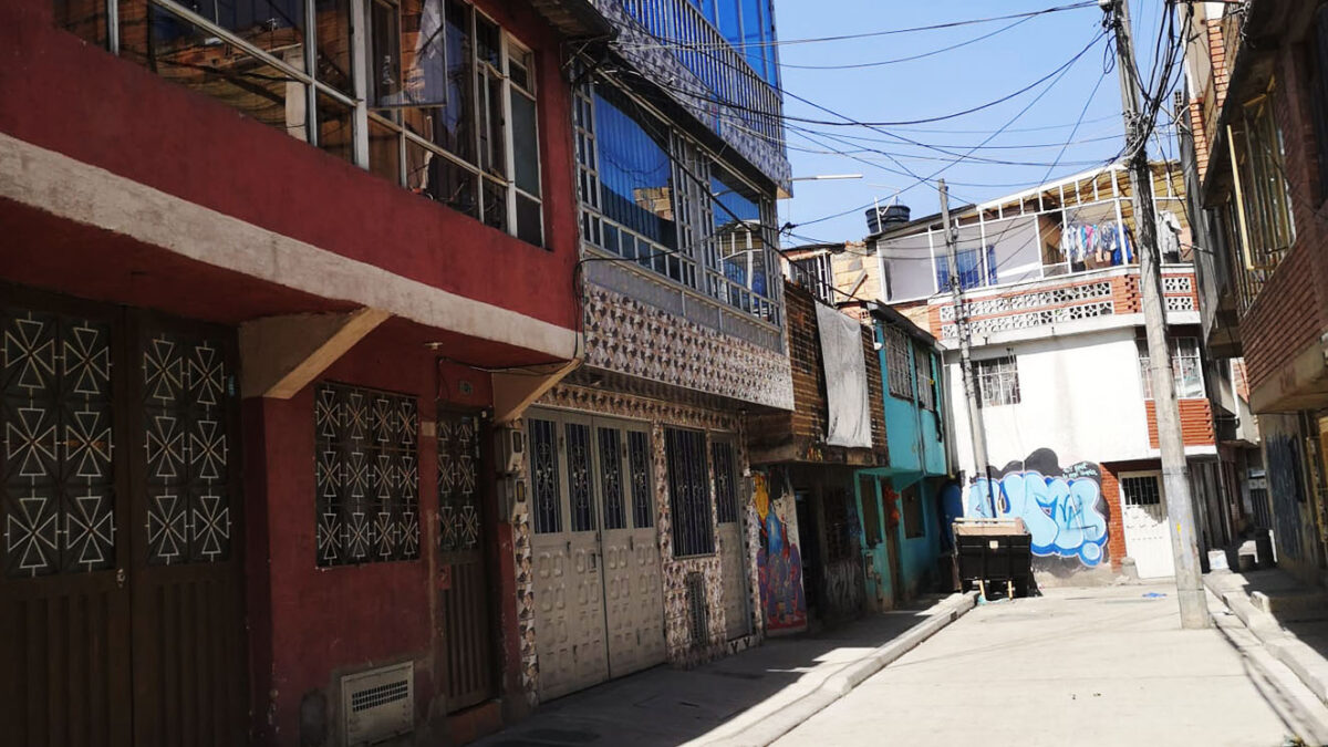 Ahorcan a adulto mayor en vivienda de Patio Bonito Al interior de una vivienda en el sector de Patio Bonito (Kennedy) hallaron sin vida a un adulto mayor. Se presume que su inquilino lo mató.
