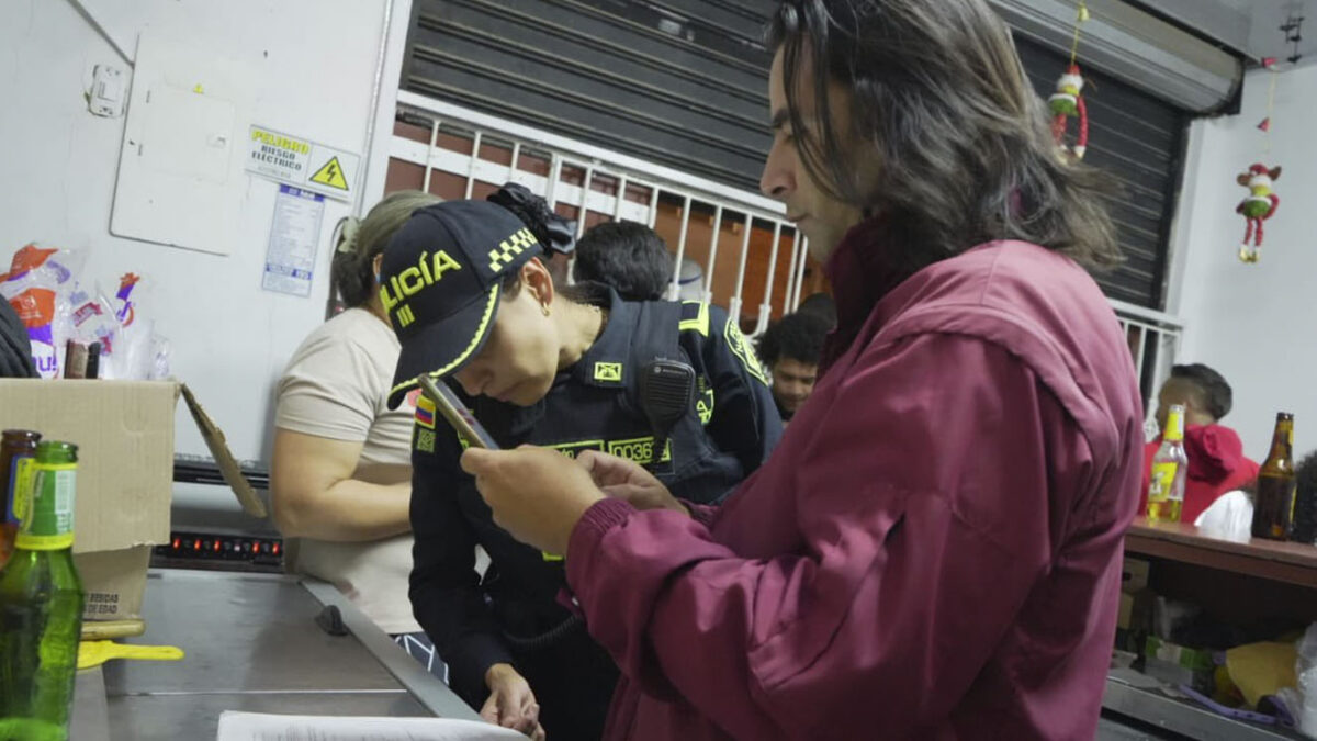 Alcaldía de Bogotá toma medidas para garantizar un Año Nuevo seguro 7 Alcaldía de Bogotá toma medidas para garantizar un Año Nuevo seguro La Alcaldía Mayor de Bogotá entregó un balance del Plan Navidad y adoptó una serie de medidas preventivas en materia de salud, seguridad, convivencia y movilidad, para garantizar la tranquilidad y el bienestar de los bogotanos durante la celebración del año nuevo.