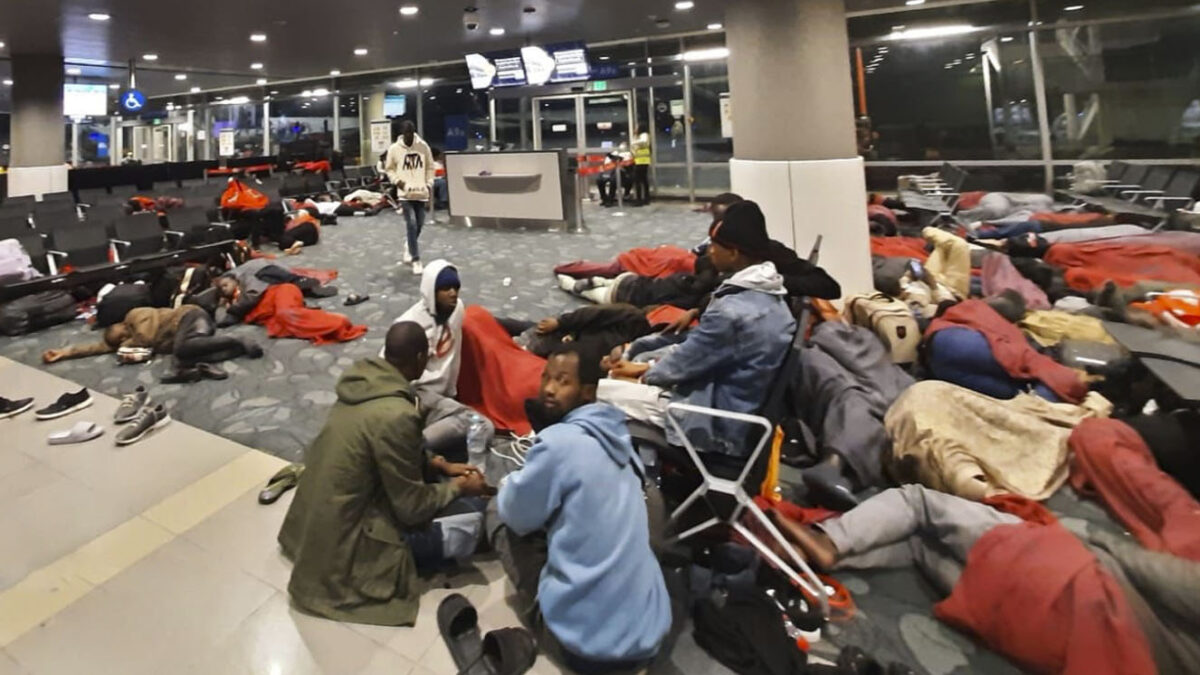 Alerta en aeropuerto El Dorado por hallazgo de comida en descomposición y excremento 3 Alerta en aeropuerto El Dorado por hallazgo de comida en descomposición y excremento Funcionarios del aeropuerto El Dorado informan que, durante el tránsito de ciudadanos africanos por este lugar, se han presentado problemas sanitarios y de salud.