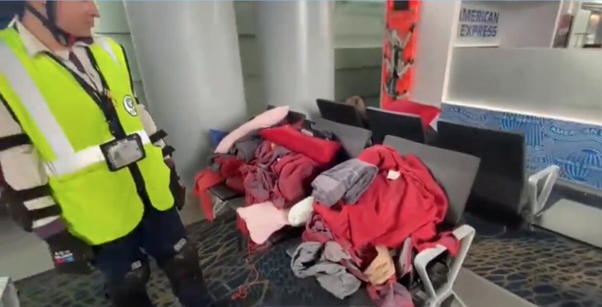 Alerta en aeropuerto El Dorado por hallazgo de comida en descomposición y excremento 1 Alerta en aeropuerto El Dorado por hallazgo de comida en descomposición y excremento Funcionarios del aeropuerto El Dorado informan que, durante el tránsito de ciudadanos africanos por este lugar, se han presentado problemas sanitarios y de salud.