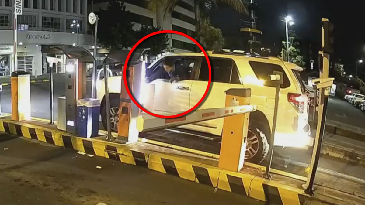 Alerta por nueva modalidad de robo: denuncian hurto de camioneta en 'valet parking' de Bogotá 5 Alerta por nueva modalidad de robo: denuncian hurto de camioneta en 'valet parking' de Bogotá Los denunciantes afirman que su camioneta fue robada luego de tomar el servicio de 'Valet Parking' de un gastro bar al norte de Bogotá.