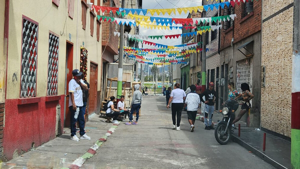 Alexánder Pérez fue la víctima fatal del crimen a bala en San Bernardo 1 Alexánder Pérez fue la víctima fatal del crimen a bala en San Bernardo El pasado domingo Alexánder Pérez fue baleado en la localidad de Santa Fe. Q'Hubo conoció los detalles del crimen.