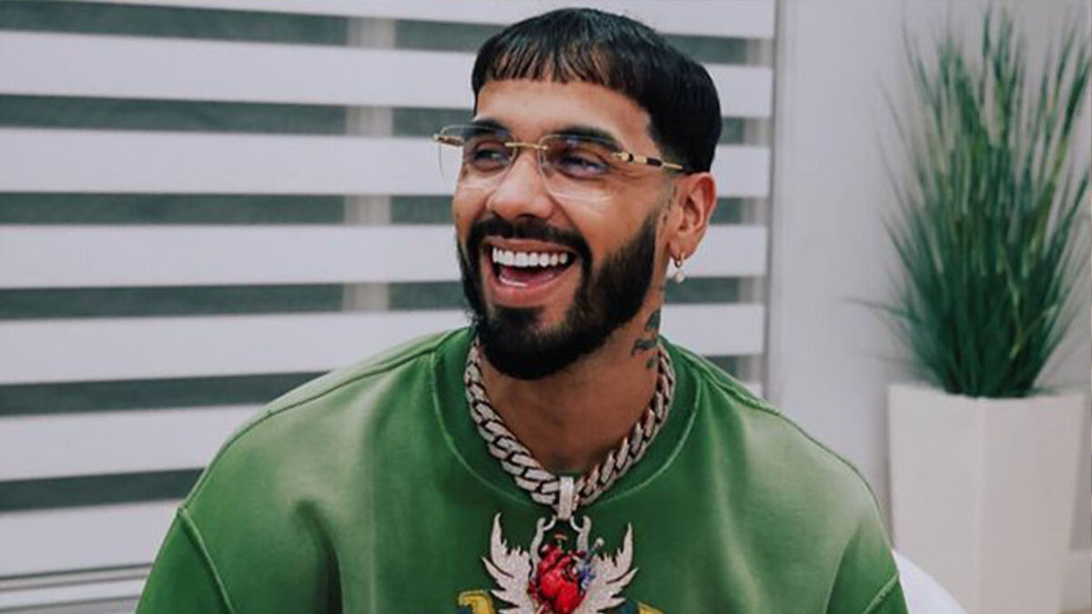 Anuel reapareció y con cambio de look Durante 50 días, el reguetonero puertorriqueño Anuel estuvo desaparecido de las redes sociales y los más de 38 millones de seguidores que tiene en Instagram se preguntaban constantemente qué le había pasado al ex novio de Karol G, quien antes documentaba gran parte de su vida por medio de las redes sociales.