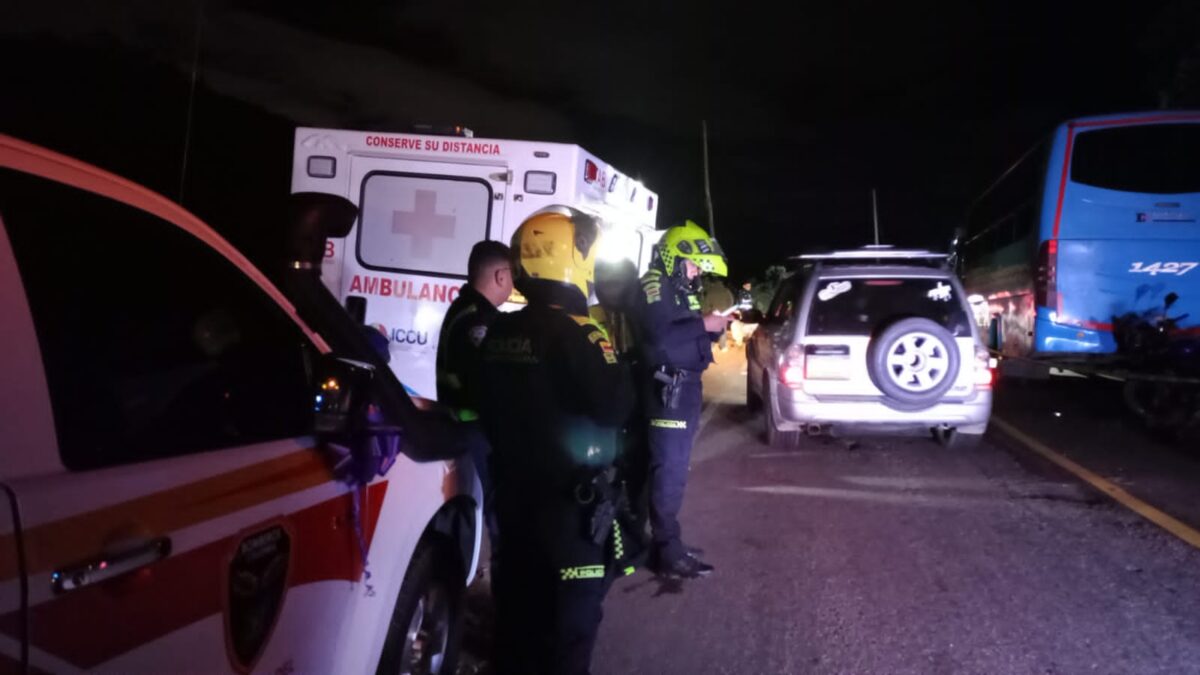 Aparatoso accidente en vía Bogotá - Mesitas dejó un hombre muerto 2 Aparatoso accidente en vía Bogotá - Mesitas dejó un hombre muerto En la vía Bogotá - Mesitas, dos motocicletas chocaron contra un bus intermunicipal. El siniestro dejó a un hombre muerto y a una mujer con heridas de gravedad.