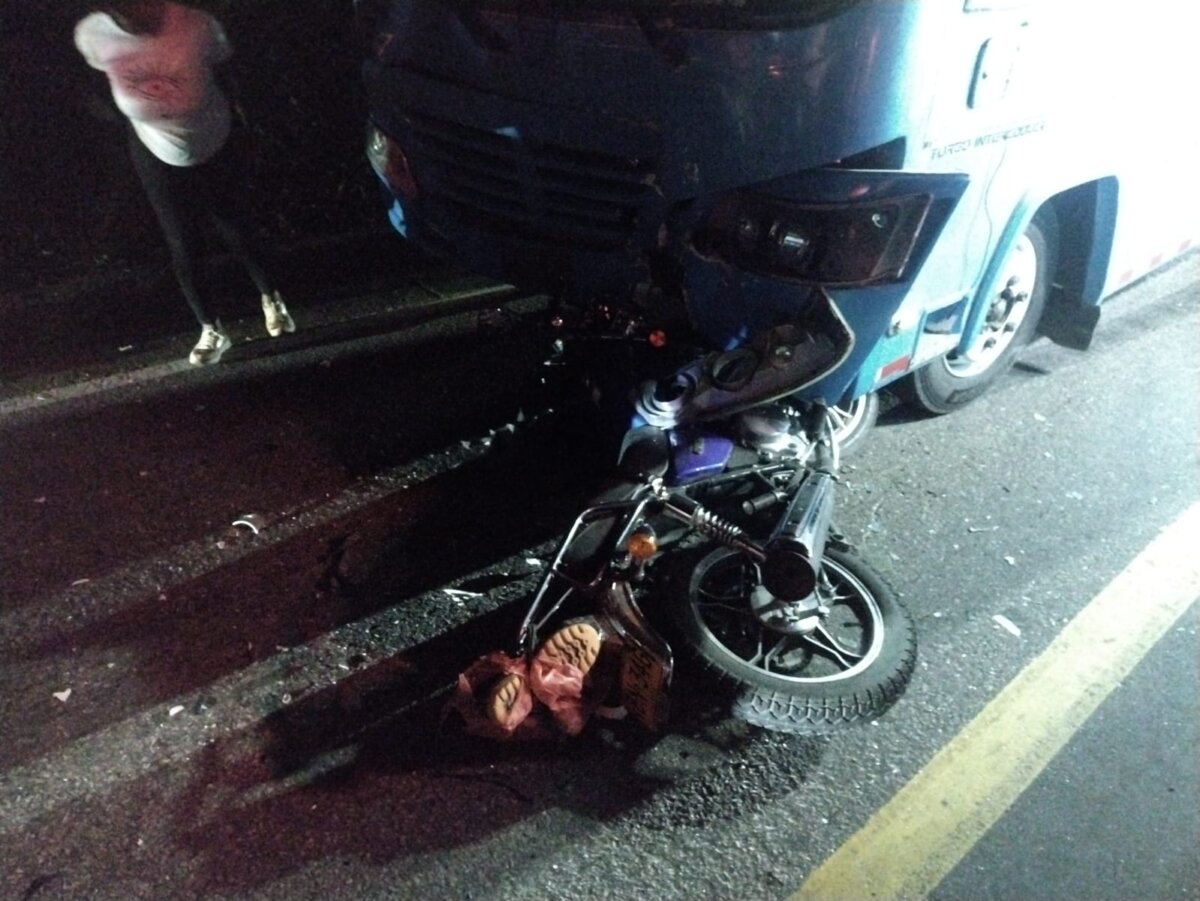 Aparatoso accidente en vía Bogotá - Mesitas dejó un hombre muerto 1 Aparatoso accidente en vía Bogotá - Mesitas dejó un hombre muerto En la vía Bogotá - Mesitas, dos motocicletas chocaron contra un bus intermunicipal. El siniestro dejó a un hombre muerto y a una mujer con heridas de gravedad.
