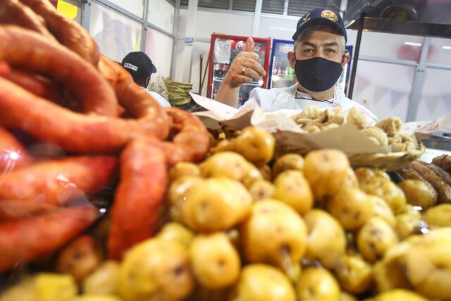 Aprenda a hacer un chicharrón bien crocante y jugoso 1 Aprenda a hacer un chicharrón bien crocante y jugoso Aunque pueda sonar contradictorio, un estudio reciente reveló que el chicharrón de cerdo supera a la coliflor, la espinaca y las zanahorias en términos de beneficios para la salud.