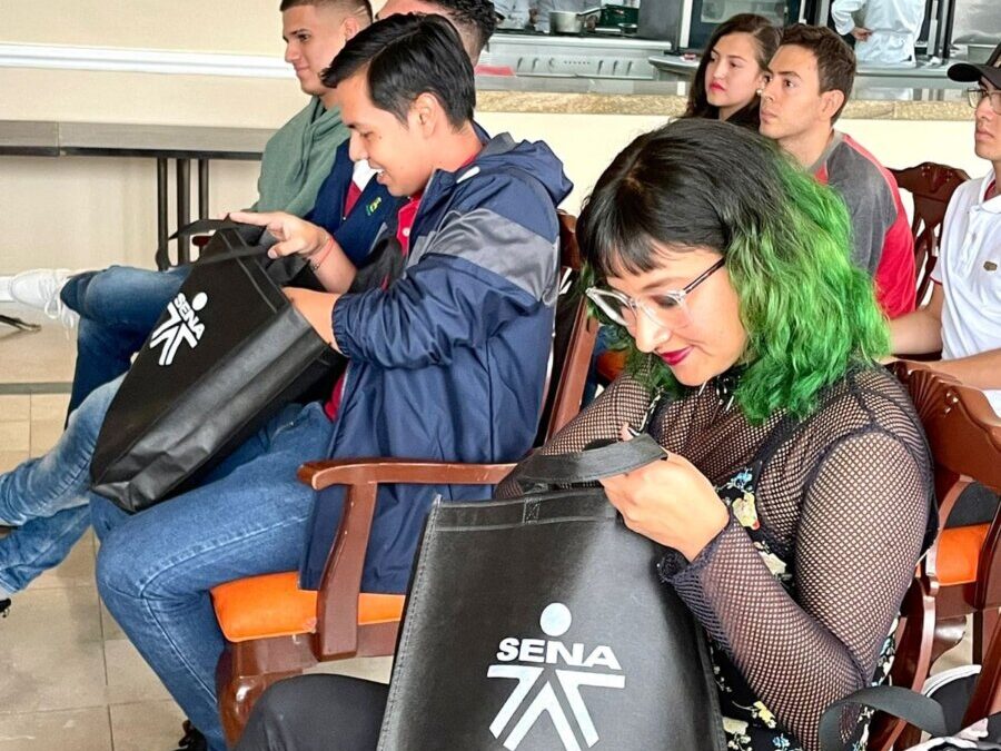 El SENA abre las puertas para aprender en el exterior El SENA ofrece a sus aprendices, e incluso a instructores convenios con universidades e instituciones de diferentes países.