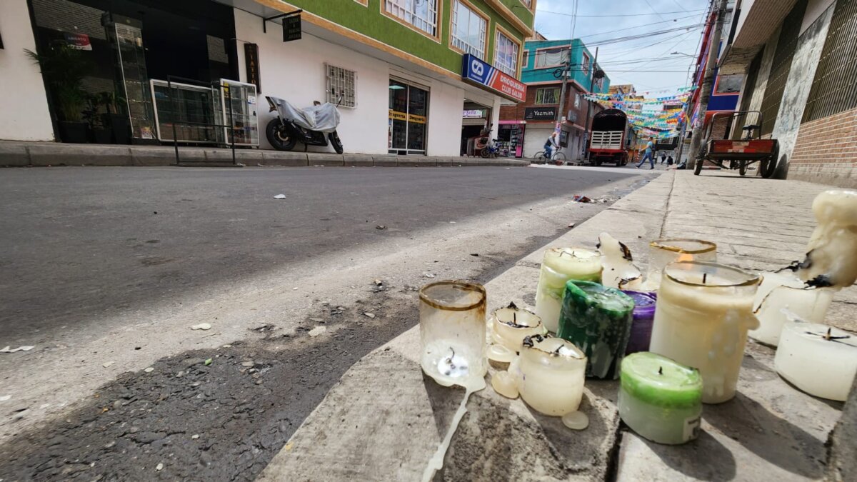 John fue la víctima fatal de la fiesta de Navidad del barrio El Socorro 1 John fue la víctima fatal de la fiesta de Navidad del barrio El Socorro Mientras John Loaiza departía y celebraba la llegada de la Navidad con los vecinos del barrio El Socorro (Kennedy), un sujeto acabó con su vida tras agredirlo con arma blanca. Le contamos los detalles.