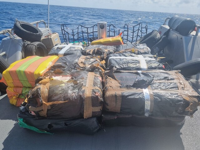 Armada de Colombia incauta más de una tonelada de estupefacientes La Armada de Colombia dio a conocer que se logró la incautación de un total de 24.83 kilogramos de clorhidrato de cocaína y 1.288 kilogramos de marihuana. La intervención tuvo lugar a 66 millas náuticas de Santa Verónica, en el Atlántico.