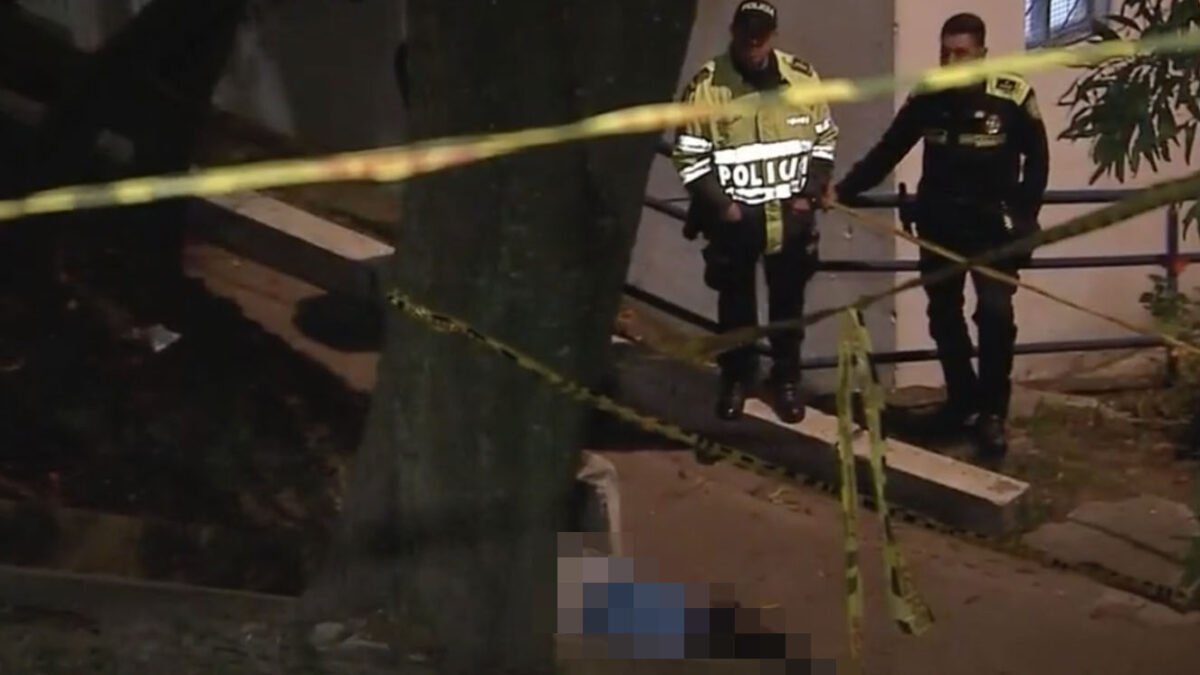 Asesinan a joven cuando llegaba a su casa en Usaquén 2 Asesinan a joven cuando llegaba a su casa en Usaquén Un joven de aproximadamente 25 años de edad fue asesinado a bala cuando se encontraba llegando a su casa ubicada en el barrio Buenavista de la localidad de Usaquén.