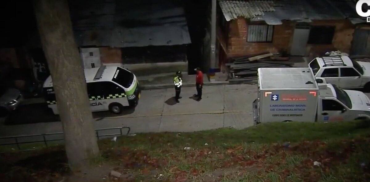Asesinan a joven cuando llegaba a su casa en Usaquén 1 Asesinan a joven cuando llegaba a su casa en Usaquén Un joven de aproximadamente 25 años de edad fue asesinado a bala cuando se encontraba llegando a su casa ubicada en el barrio Buenavista de la localidad de Usaquén.