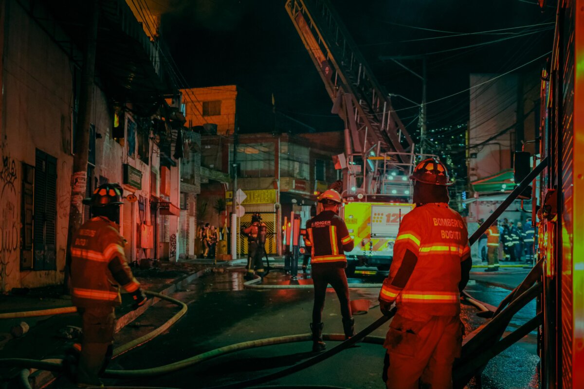 Así controlaron el voraz incendio de una fábrica en La Estancia En horas de la tarde de este viernes se presentó un fuerte incendio que consumió una fábrica de textiles y afectó varios locales del barrio La Estancia (Ciudad Bolívar). El cuerpo de bomberos logró controlar la conflagración que duro cerca de 5 horas.