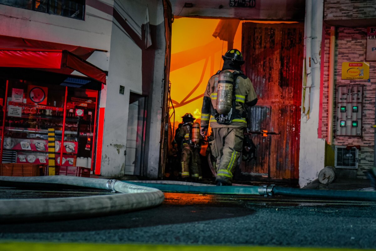 Así controlaron el voraz incendio de una fábrica en La Estancia En horas de la tarde de este viernes se presentó un fuerte incendio que consumió una fábrica de textiles y afectó varios locales del barrio La Estancia (Ciudad Bolívar). El cuerpo de bomberos logró controlar la conflagración que duro cerca de 5 horas.