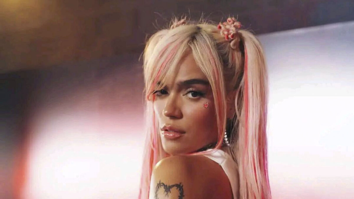EN VIDEO: Fans se mechonearon por Karol G #ZonaRosa En video quedó registrado el momento en que dos fans de Karol G se pelearon por boletos a las afueras del Estadio Azteca.