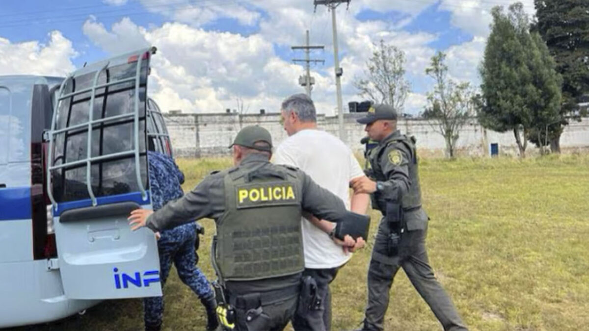 Así fue el traslado del feminicida de Michelle Dayana a la cárcel El Barane, en Boyacá 7 Así fue el traslado del feminicida de Michelle Dayana a la cárcel El Barane, en Boyacá Este miércoles Harold Andrey Echeverry, confeso feminicida de Michelle Dayana, fue trasladado por la Policía Nacional al municipio de Cómbita, a la cárcel El Barane.