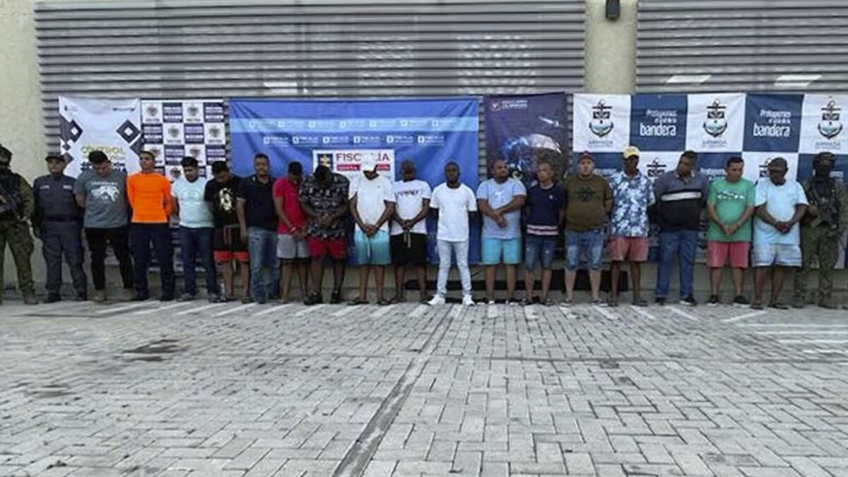 Así funcionaba banda dedicada al tráfico de migrantes: militares de la Armada eran cómplices 3 Así funcionaba banda dedicada al tráfico de migrantes: militares de la Armada eran cómplices Tras una investigación de dos años en el que trabajaron las autoridades de la Armada Nacional, Fiscalía General y Migración Colombia, se desarticuló una red internacional dedicada al tráfico de migrantes y considerada la operación más grande por las autoridades realizadas en este tema en el año.