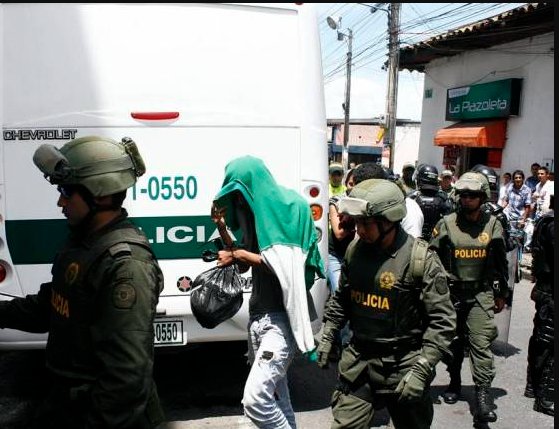 Así funcionaba banda dedicada al tráfico de migrantes: militares de la Armada eran cómplices Tras una investigación de dos años en el que trabajaron las autoridades de la Armada Nacional, Fiscalía General y Migración Colombia, se desarticuló una red internacional dedicada al tráfico de migrantes y considerada la operación más grande por las autoridades realizadas en este tema en el año.