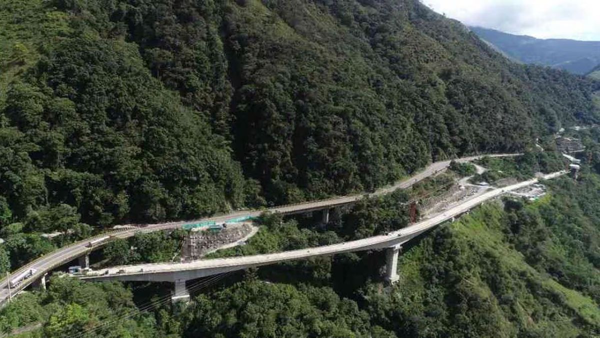 Así funcionará la vía Bogotá - Villavicencio luego de la explosión en el túnel Quebrada Blanca 1 Así funcionará la vía Bogotá - Villavicencio luego de la explosión en el túnel Quebrada Blanca Debido a la fuerte explosión en el túnel Quebrada Blanca de la vía al Llano, causada por el volcamiento de un camión, la vía permanece parcialmente cerrada. Sin embargo, Coviandina anunció que se habilitó una ruta alterna. Le contamos.