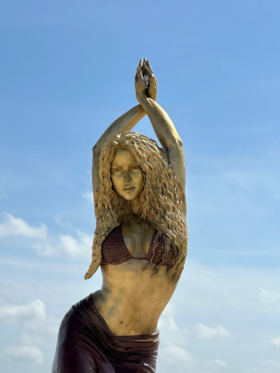 Así luce el nuevo monumento de Shakira en Barranquilla 1 Así luce el nuevo monumento de Shakira en Barranquilla La estatua de Shakira fue develada este martes ante los padres de la barranquillera. Así luce el monumento en homenaje a la artista.