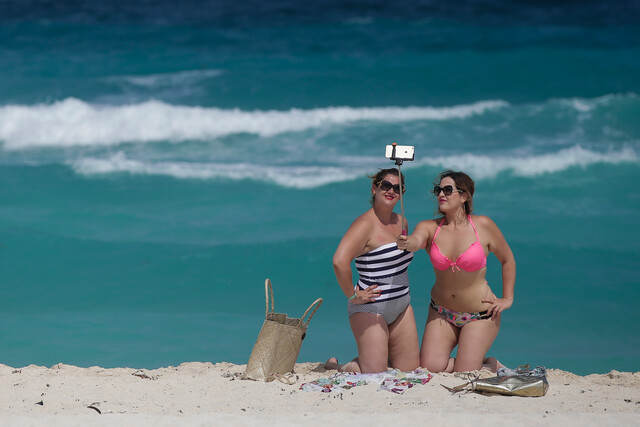 Así podrá broncearse y cuidar su salud en esta temporada de vacaciones 1 Así podrá broncearse y cuidar su salud en esta temporada de vacaciones Es fundamental disfrutar del sol de manera consciente y saludable para obtener beneficios positivos para la piel y el bienestar general. Por esta razón le contamos como podrá broncearse, y a la vez cuidarse, en estas vacaciones.