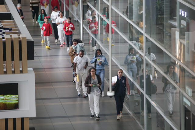 Así será el nuevo protocolo para atender a menores abandonados en aeropuerto El Dorado Luego de conocerse los casos de dos menores de edad de nacionalidad africana abandonados en el aeropuerto El Dorado en Bogotá, las autoridades anunciaron la activación de nuevos protocolos para la protección de los derechos de los niños, niñas y adolescentes migrantes en tránsito en el país.