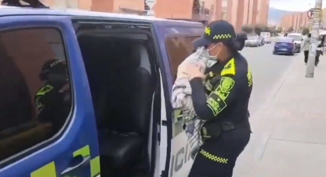 Autoridades rescatan a bebé de tres meses abandonado en Soacha Gracias al aviso de la comunidad, la Policía Metropolitana de Soacha logró rescatar un bebe de 3 meses que había sido abandonado en una vivienda del barrio Hogares, ubicado en la comuna 2 del municipio
