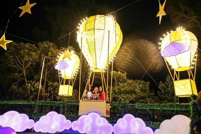 Bogotá celebra la Navidad con constelaciones y ferias 3 Bogotá celebra la Navidad con constelaciones y ferias Bogotá se prepara para vivir una nueva temporada de Navidad con circuitos gastronómicos y culturales, novenas de aguinaldos, el show Constelaciones y la Feria Bogotá es Navidad.