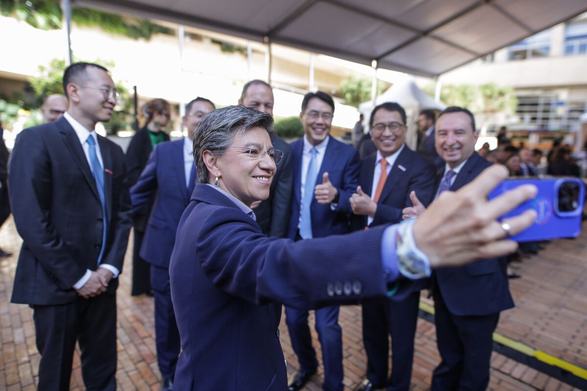 BogotáBio: Alcaldía de Bogotá lanza fábrica de vacunas 2 BogotáBio: Alcaldía de Bogotá lanza fábrica de vacunas La Alcaldía de Bogotá y Sinovac formalizaron una asociación para la producción de vacunas en Colombia, a través de la fábrica BogotáBio. La producción iniciará en el 2027.