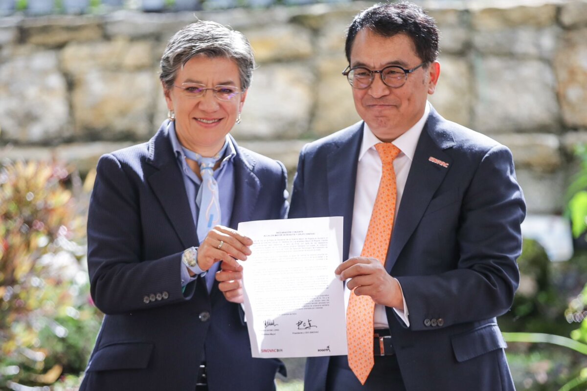 BogotáBio: Alcaldía de Bogotá lanza fábrica de vacunas 1 BogotáBio: Alcaldía de Bogotá lanza fábrica de vacunas La Alcaldía de Bogotá y Sinovac formalizaron una asociación para la producción de vacunas en Colombia, a través de la fábrica BogotáBio. La producción iniciará en el 2027.