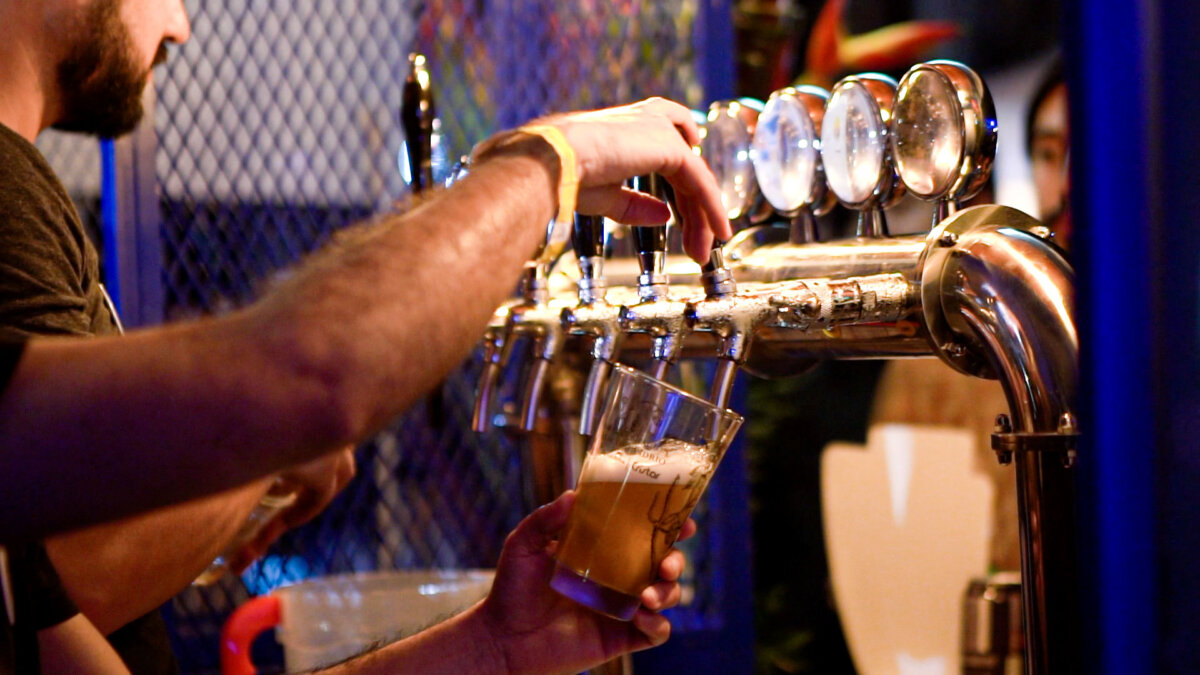 Mitos y verdades sobre las cervezas artesanales 4 Mitos y verdades sobre las cervezas artesanales Q'HUBO habló con Sergio Cabrera, uno de los fundadores del Festival de Cerveceros Artesanales, quien explicó los aspectos a tener en cuenta para conocer a fondo este tipo de bebidas.