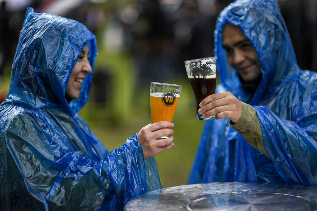 Mitos y verdades sobre las cervezas artesanales 3 Mitos y verdades sobre las cervezas artesanales Q'HUBO habló con Sergio Cabrera, uno de los fundadores del Festival de Cerveceros Artesanales, quien explicó los aspectos a tener en cuenta para conocer a fondo este tipo de bebidas.