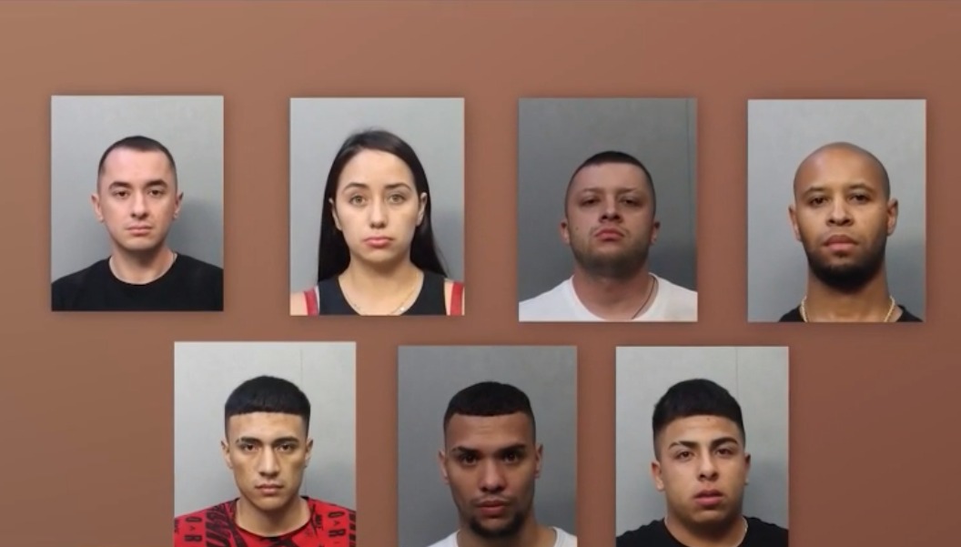 Cae banda de apartamenteros en EE:UU: uno de los integrantes es un exfutbolista colombiano El exfutbolista colombiano Camilo Andrés Charria Cardona, de 24 años, hacía parte de una banda criminal dedicada al hurto de viviendas en Florida, Estados Unidos.