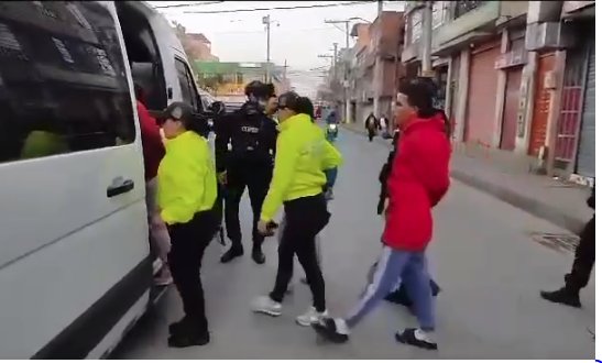 Cae banda dedicada a la extorsión de comerciantes en Bogotá 1 Cae banda dedicada a la extorsión de comerciantes en Bogotá Dentro del 'Plan Navidad, Siempre Presentes', la Policía Nacional, logró la captura de 3 hombres y 2 mujeres pertenecientes a la banda criminal conocida como 'Los Elenos', quienes se dedicaban a la extorsión de comerciantes en la capital.