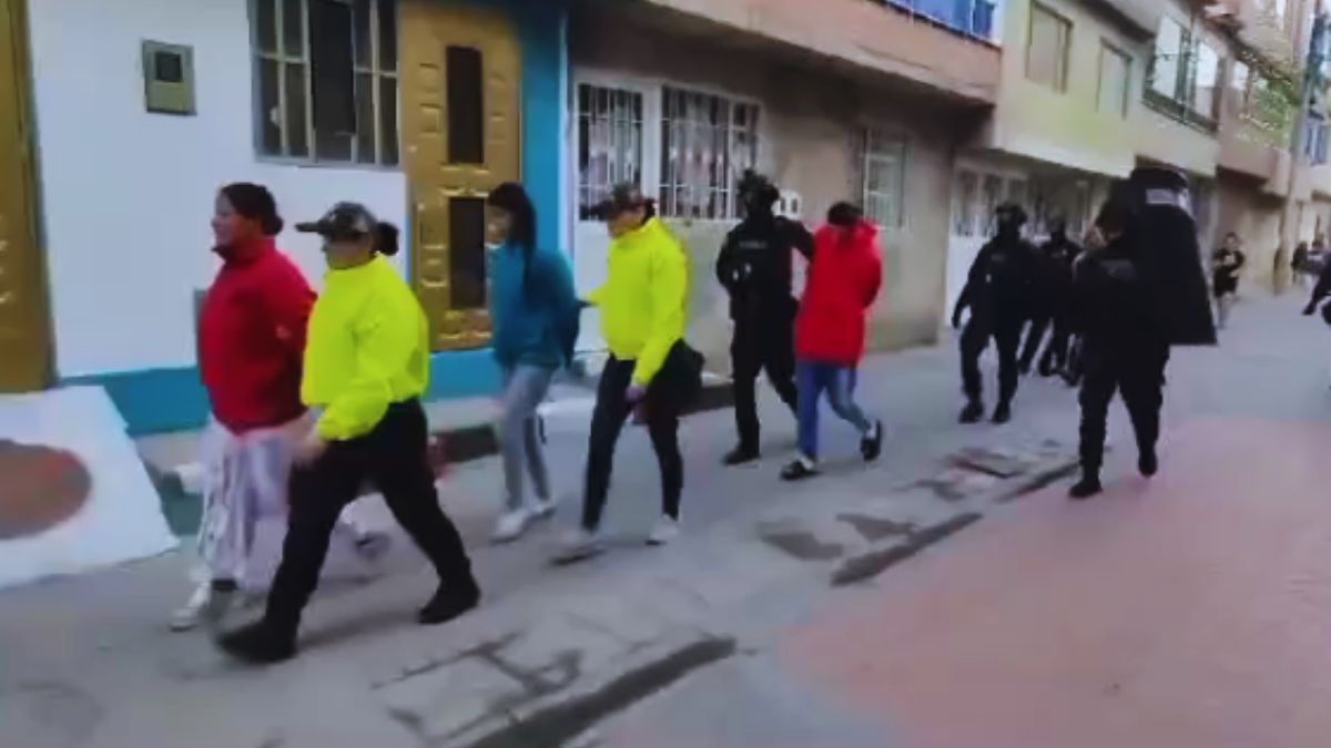 Cae banda dedicada a la extorsión de comerciantes en Bogotá Dentro del 'Plan Navidad, Siempre Presentes', la Policía Nacional, logró la captura de 3 hombres y 2 mujeres pertenecientes a la banda criminal conocida como 'Los Elenos', quienes se dedicaban a la extorsión de comerciantes en la capital.