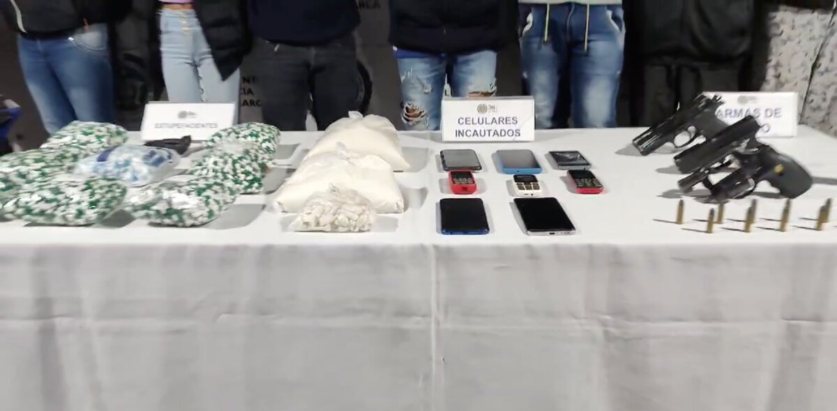 Cayeron los temidos 'Leones' en Soacha 2 Cayeron los temidos 'Leones' en Soacha Una de las bandas más peligrosas y de amplio espectro de acción delincuencial en Soacha fue desmantelada este fin de semana en el vecino municipio, se trata de ‘Los Leones’.