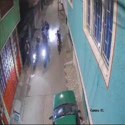EN VIDEO: Captan indignante robo en Kennedy 1 EN VIDEO: Captan indignante robo en Kennedy En un video que se ha viralizado en redes sociales quedó registrado el momento en el que delincuentes asaltan a un hombre y una mujer en el barrio Britalia, de la localidad de Kennedy.