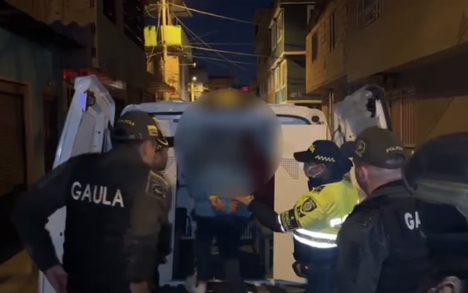 Capturan a cinco pillos señalados de secuestro extorsivo en Soacha En una operación conjunta entre la Policía Nacional y unidades especializadas, se logró desmantelar la peligrosa banda criminal conocida como 'Los Buldozer', dedicados al secuestro extorsivo.