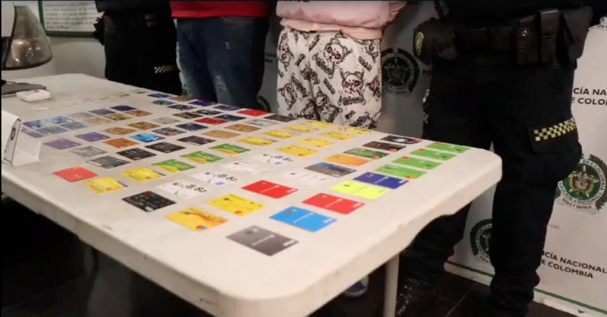 Capturan a dos sujetos que drogaban a sus víctimas para saquearles las cuentas Capturan a sujetos que pretendían robar a dos hombre en el barrio Venecia, de la localidad de Tunjuelito. A las víctimas les habrían suministrado escopolamina para posteriormente saquearles las cuentas bancarias.