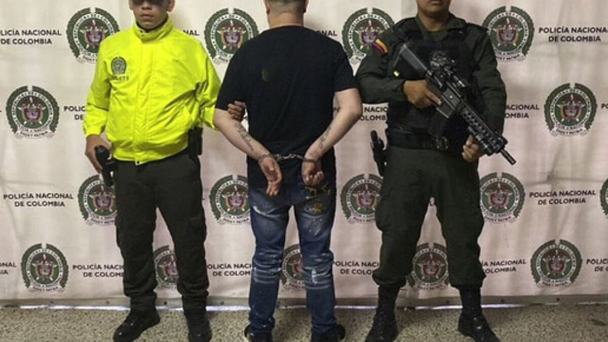 Capturan a hombre que atropelló a 4 policías por no detenerse en un retén 2 Capturan a hombre que atropelló a 4 policías por no detenerse en un retén Después de recibir la orden de detenerse en un operativo de control, el hombre optó por acelerar su vehículo, embistiendo a los agentes.