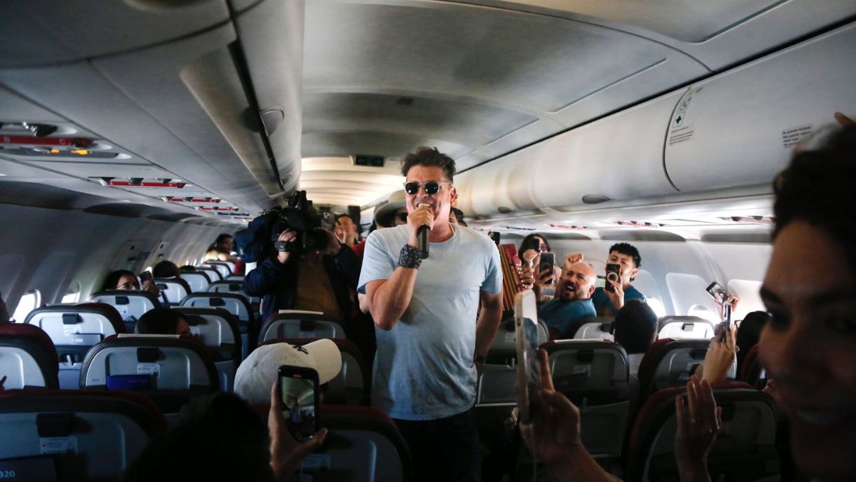 Carlos Vives armó parranda en pleno vuelo y sorprendió a pasajeros con un concierto En medio de un vuelo que hacía la ruta Cartagena - Bogotá, el cantante Carlos Vives sorprendió con un concierto junto a varios de sus músicos.
