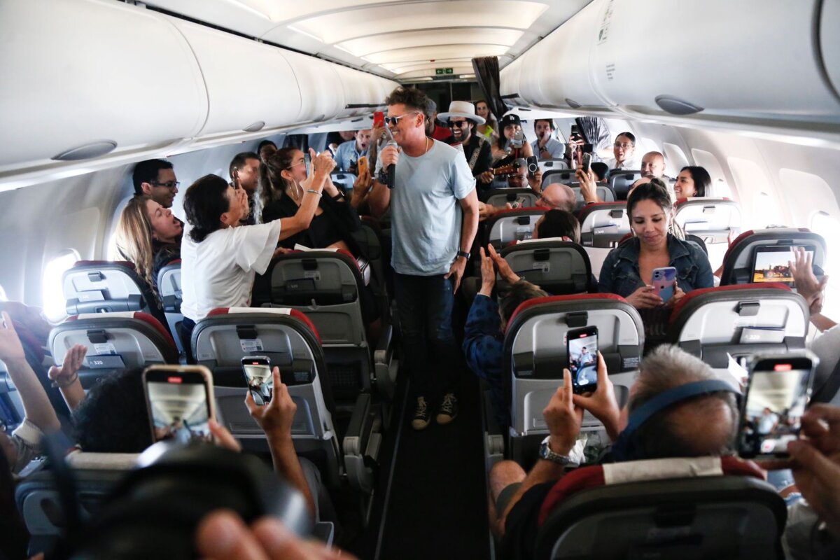 Carlos Vives armó parranda en pleno vuelo y sorprendió a pasajeros con un concierto 1 Carlos Vives armó parranda en pleno vuelo y sorprendió a pasajeros con un concierto En medio de un vuelo que hacía la ruta Cartagena - Bogotá, el cantante Carlos Vives sorprendió con un concierto junto a varios de sus músicos.