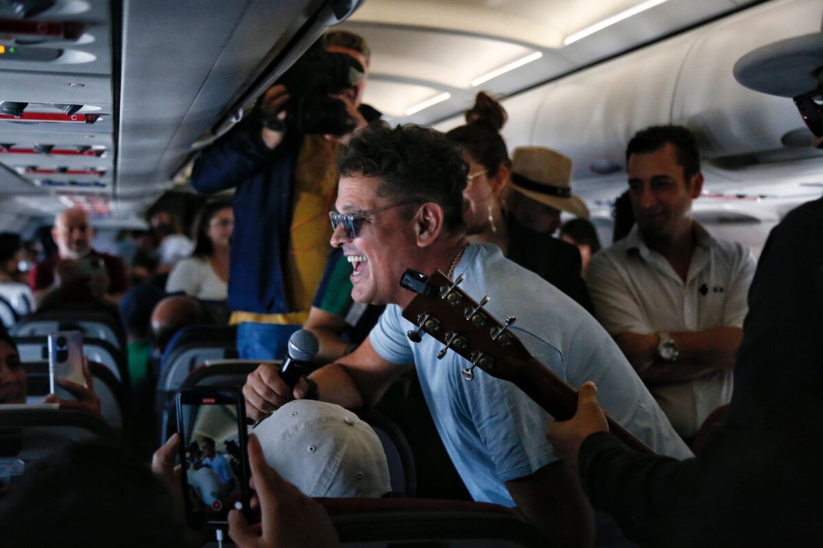 Carlos Vives armó parranda en pleno vuelo y sorprendió a pasajeros con un concierto 2 Carlos Vives armó parranda en pleno vuelo y sorprendió a pasajeros con un concierto En medio de un vuelo que hacía la ruta Cartagena - Bogotá, el cantante Carlos Vives sorprendió con un concierto junto a varios de sus músicos.