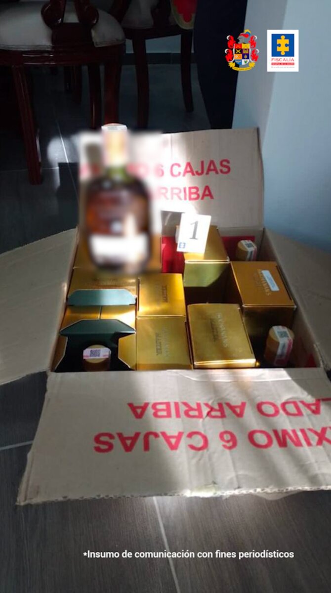 Cayeron 7 pillos que se dedicaban a adulterar licor La Fiscalía General de la Nación logró desarticular una red dedicada a la producción y distribución de bebidas adulteradas, evitando la circulación de más de 30 mil de botellas de licor fraudulento durante las festividades decembrinas.