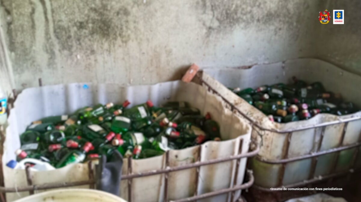 Cayeron 7 pillos que se dedicaban a adulterar licor La Fiscalía General de la Nación logró desarticular una red dedicada a la producción y distribución de bebidas adulteradas, evitando la circulación de más de 30 mil de botellas de licor fraudulento durante las festividades decembrinas.